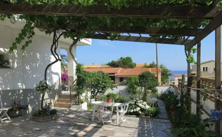 Villa Maria Three-room apartment with large garden near the sea