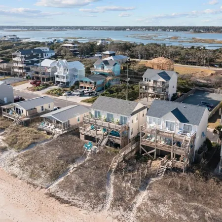 Sand Sational! Oceanfront 4-BR house in Surf City/Topsail Island, Pet Friendly