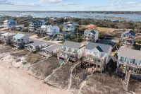 Sand Sational! Oceanfront 4-BR house in Surf City/Topsail Island, Pet Friendly - Boutique