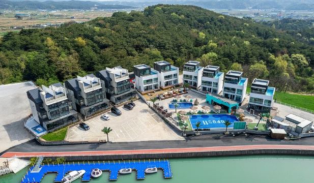 [경주 오푸스11 풀빌라펜션의 깔끔한 객실 및 개별 온수 욕조]