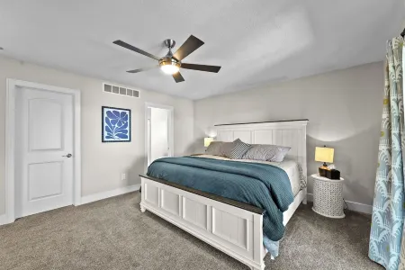 Spacious 4-bedroom lakefront house with WiFi, AC in tranquil Houghton Lake