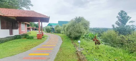 Fly Green Resort Отели рядом с достопримечательностью «Uchatthu Kayam Riverside Picnic Spot»