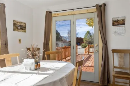 Base Camp Cabin on Main Отели в г. Хайатвилл