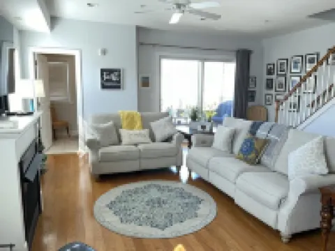 Perfect Family Getaway in the Heart of Town – Close to the Beach! 海島城酒店
