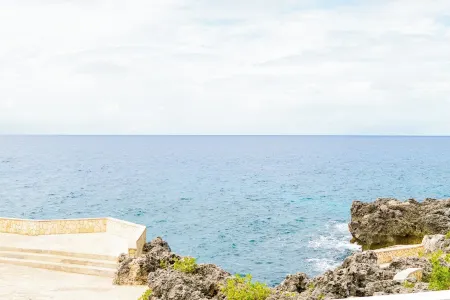 Tropical Treasure at the West Отели рядом с достопримечательностью «Самсара Клифф Хотел»