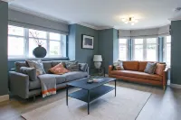 Luxury 2 bed Ground Floor apartment in a quiet location close to Royal Troon GC. Hotels in Troon