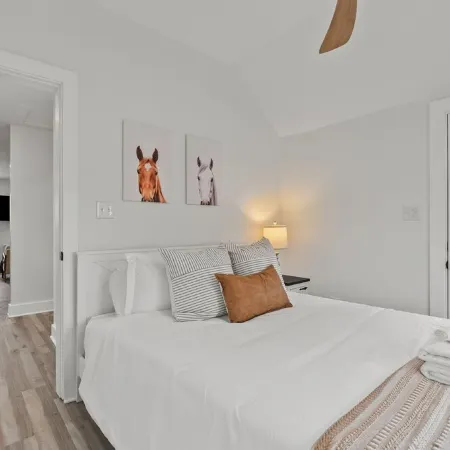Elkhorn Cottage - Peaceful Creekside Stay