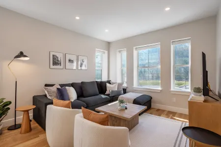 Luxurious Condo near MIT, Harvard & the T+ Parking Отели рядом с достопримечательностью «Leonard P. Zakim Bunker Hill Bridge»