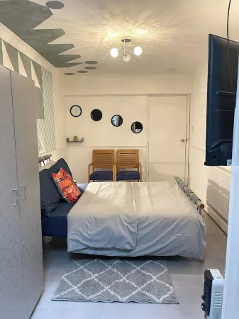 King Studio Отели рядом с достопримечательностью «Парк Лодж Фарм»