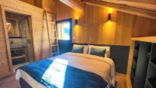 CHALET LOUNE sleeps 14 with jacuzzi and sauna