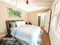 Charming 1BD/1BA Cottage with View of Man O' War Harbor, A/C and WiFi