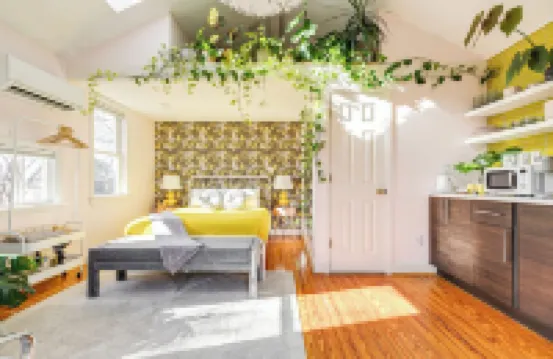Colorful private guesthouse in charming Richmond with Parking