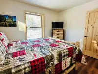 Brand New 3-bedroom cottage with WiFi and AC in enchanting Downtown Eagle River Các khách sạn ở Sông Eagle