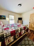 Brand New 3-bedroom cottage with WiFi and AC in enchanting Downtown Eagle River Hotel di Eagle River