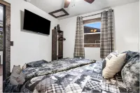 Two full cabins for up to 10 guests - Hot Tub/Pool/Coffee Bar/Fire Pit near SDC!