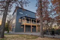 Refuge Ridge - A Modern 3-bedroom Cabin overlooking beautiful Norfork Lake