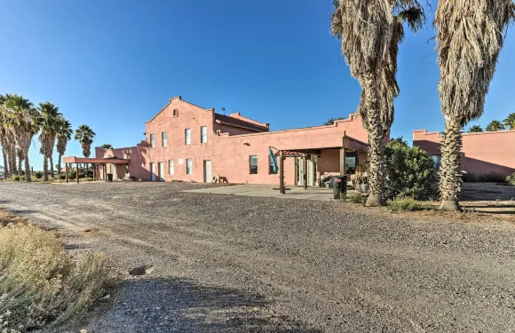 擁有庭院和泳池通道的埃洛伊沙漠綠洲