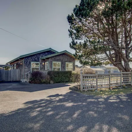 Chic Summer House Cottage Walk to Ocean!
