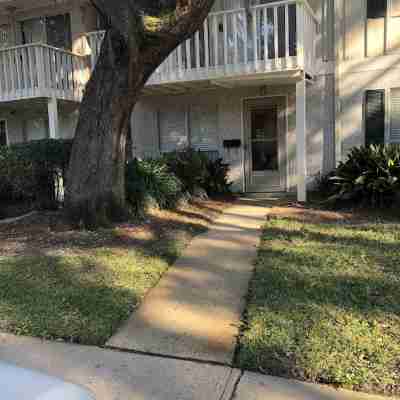 This condo is a stroll to the pier and 10 restaurants and 1.2 miles to beach! Hotel Exterior