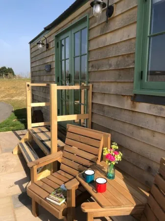 Luxury Shepherd's Hut with woodburner