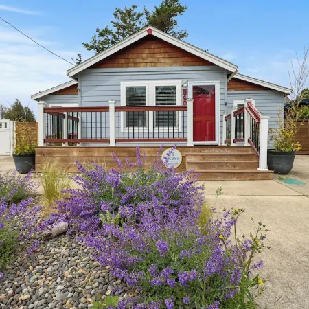 Cozy Seaside Cottage • Walk to Beach • Fenced Yard