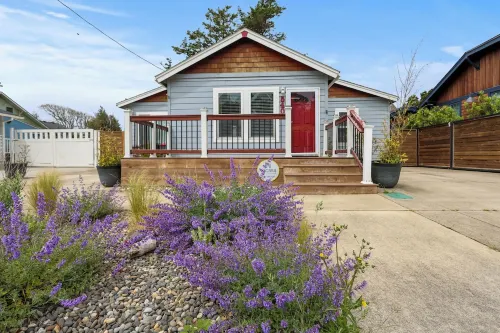 Cozy Seaside Cottage • Walk to Beach • Fenced Yard