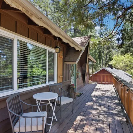 Central Heat & Air, WiFi, Wall Mural and Fully Fenced Minutes from Downtown