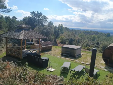 Gîte Lavande with swimming pool in the heart of Provence with a sensational view! Отели в г. Соман-де-Воклюз