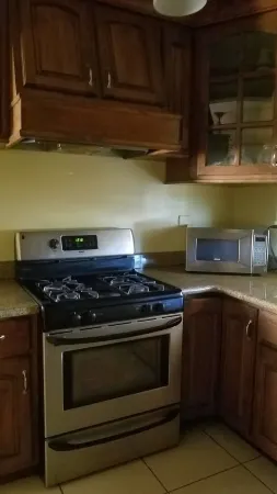 Luxury private home gated community 10min from airport