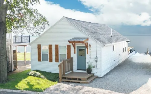 Waterfront 3 Bedroom Cottage w/Sunsets over Sandusky Bay