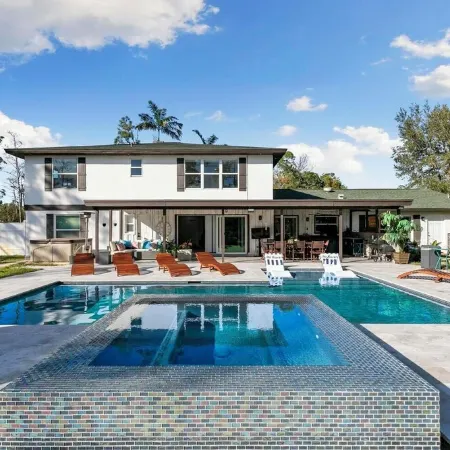 Luxurious 7-bedroom villa with pool/spa and pickleball court in fabulous Naples