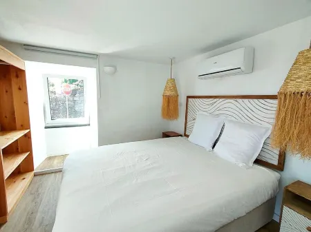 Casa dos Castanheiros - The White Cottage Отели в г. Prainha