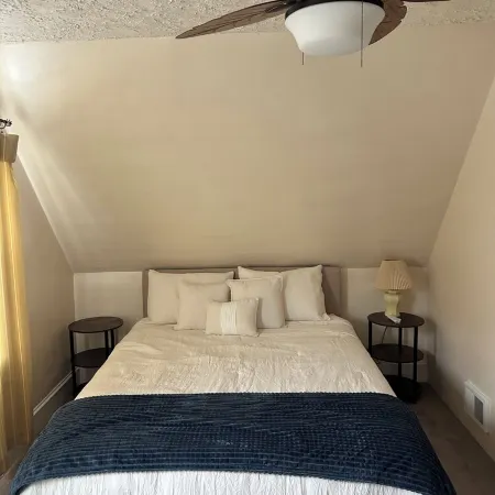 Cozy charming home Отели в г. Айрондеквойт