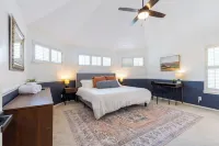 2600ft–7 Beds~Games~Toys~Desks