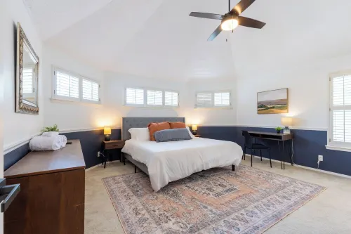 2600ft–7 Beds~Games~Toys~Desks