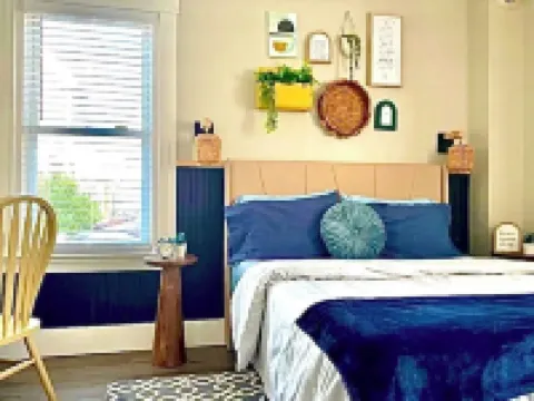 Step into a serene stay where electric charm meets cozy coastal tranquility. ポータケットのホテル