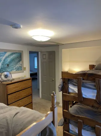 Recently Renovated Spacious 4BR with POOL, GAME ROOM, LAKE minutes to MOUNT SNOW Отели в г. Уилмингтон