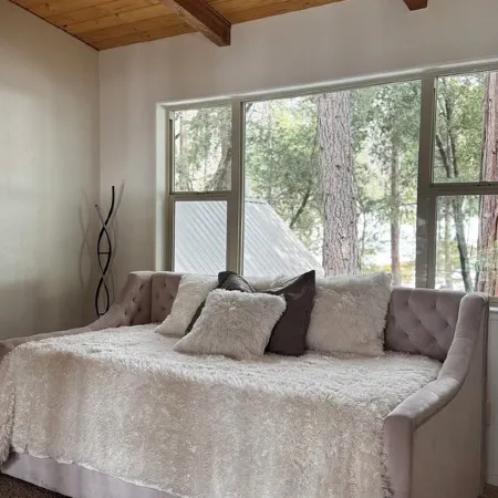 Charming cabin in pleasant Auberry close to Shaver Lake. A hidden treasure!