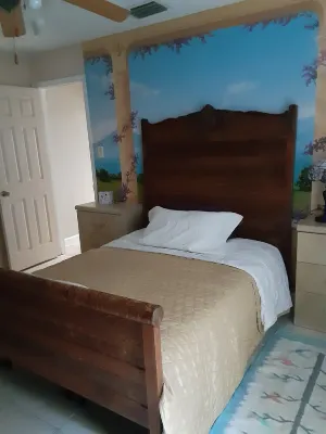 studio apt. attached to house. walking distance to gulf of Mexico Hotels in Port Richey