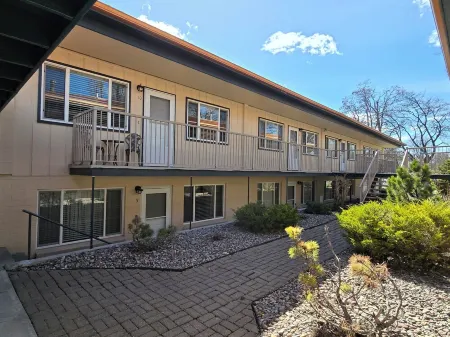 Charming furnished 2-bedroom, 1 bath apartment with WiFi, AC in lovely Kalispell Отели рядом с достопримечательностью «T.J. Maxx»