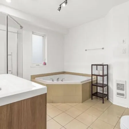 Lovely 2-bedroom Apt. in DIX30 close to DT