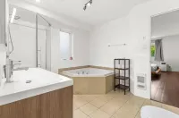 Lovely 2-bedroom Apt. in DIX30 close to DT