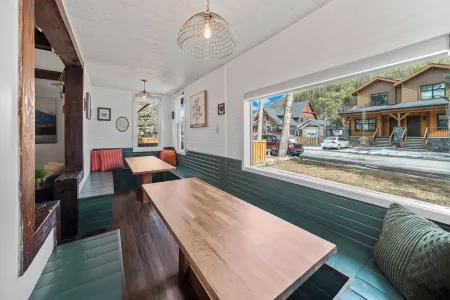 Mountain View Retreat in the heart of Banff - Massive House Sleeps 23