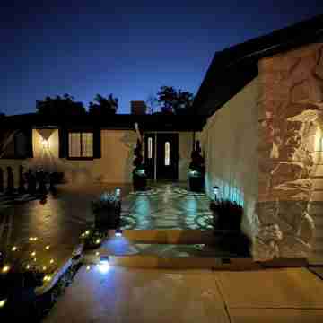 Hot Tub and Pickleball Retreat with a Playground and a Garden Hotel Exterior