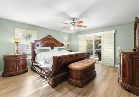 Stylish Poolside Haven in Wellington near WEF