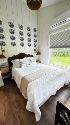 1940s Fisherman’s Cottage close to beach. Right next to the Water Mill museum.