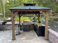 Luxury Poconos retreat with hot tub, sauna, fire pit & patio Hotels in Middle Smithfield Township