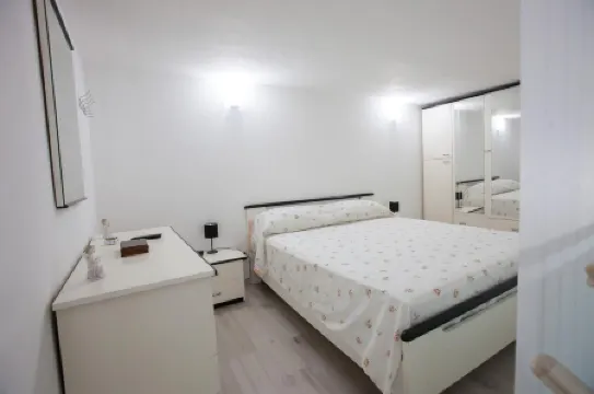 Newfoundland House, Apartment (Studio apartment on two levels)