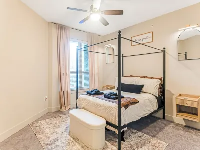 Luxury 1BD/1BA Uptown Dallas Hotels in Victory Park