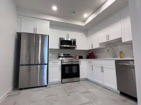 Modern & Cozy guest suite